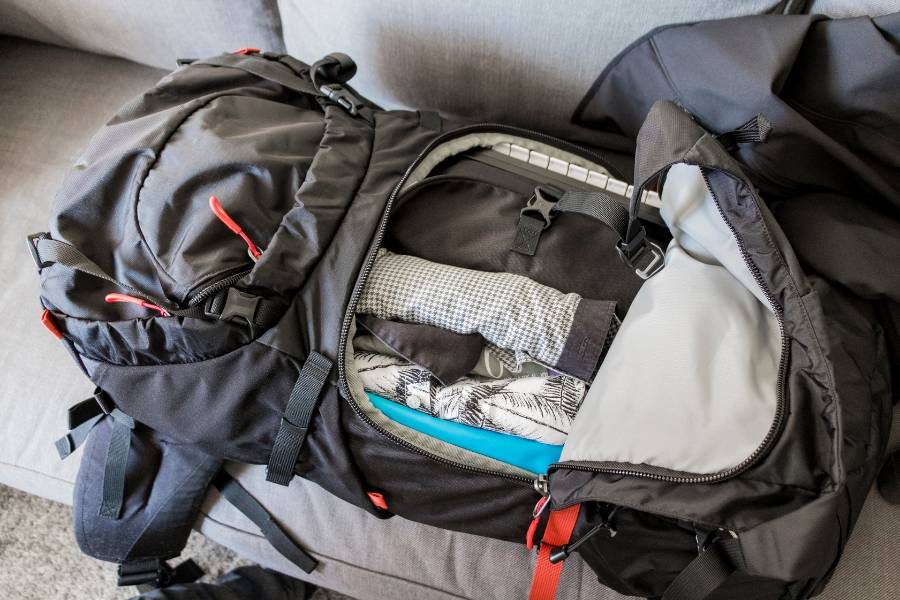 Packing rucksack by utilizing the space and organizing it