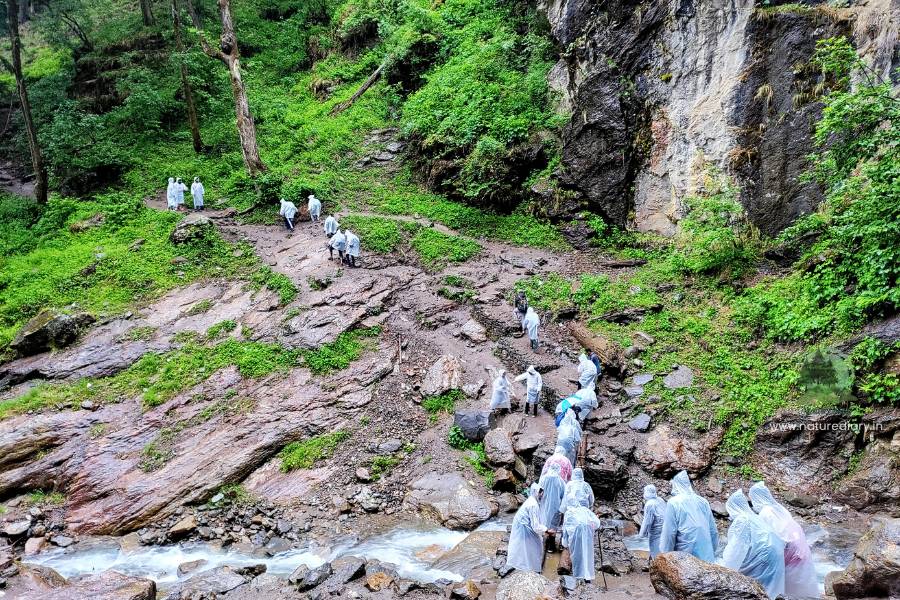 Trekkers trekking to Kheerganga in monsoon wearing raincoats