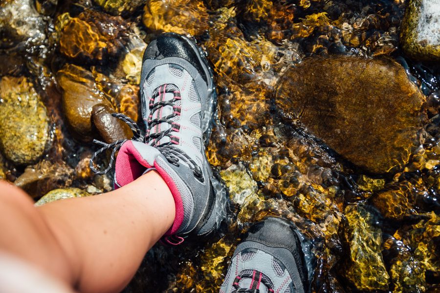 Waterproof trekking shoe